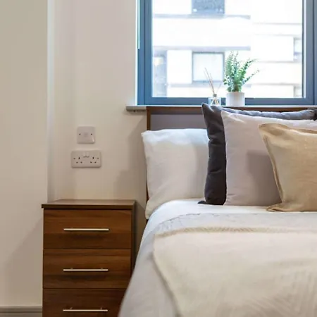 Vibrant Rooms For Students Only, Leeds - Sk