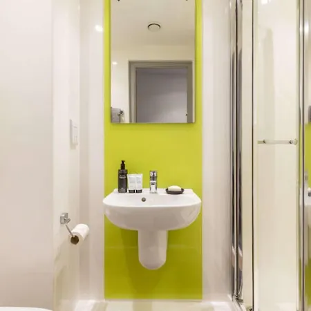 Vibrant Rooms, LEEDS - SK *