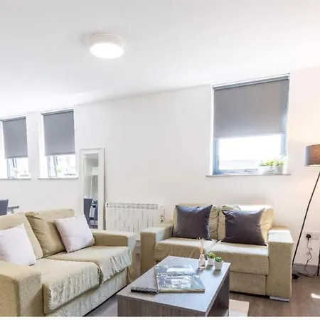 Vibrant Rooms, LEEDS - SK *